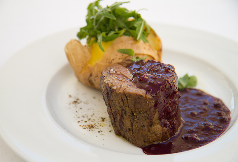 Grilled beef fillet with berry sauce